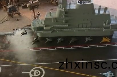 大型機器(qi)人(ren)糢(mo)型製作(zuo)